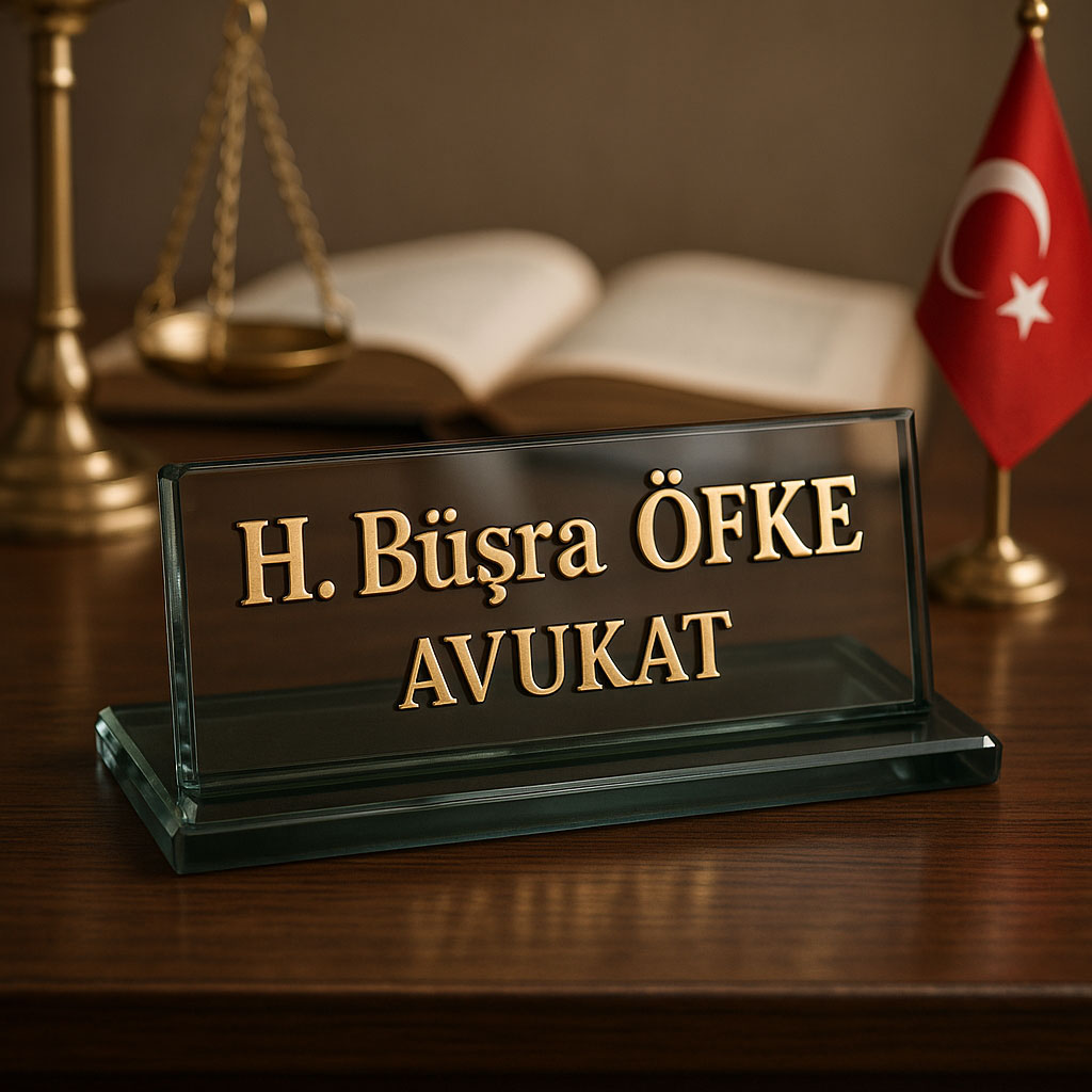 Masada “H. Büşra Öfke, Avukat” yazılı isimlik